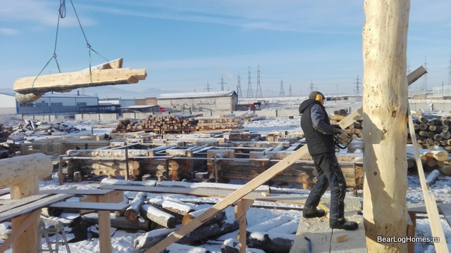 Установка бревенчатого столбка на производс тве Медвежий  лог в Хакасии